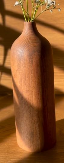 Woodenberg „Lino Vase“ – Handgedrehte Designvase aus Walnussholz