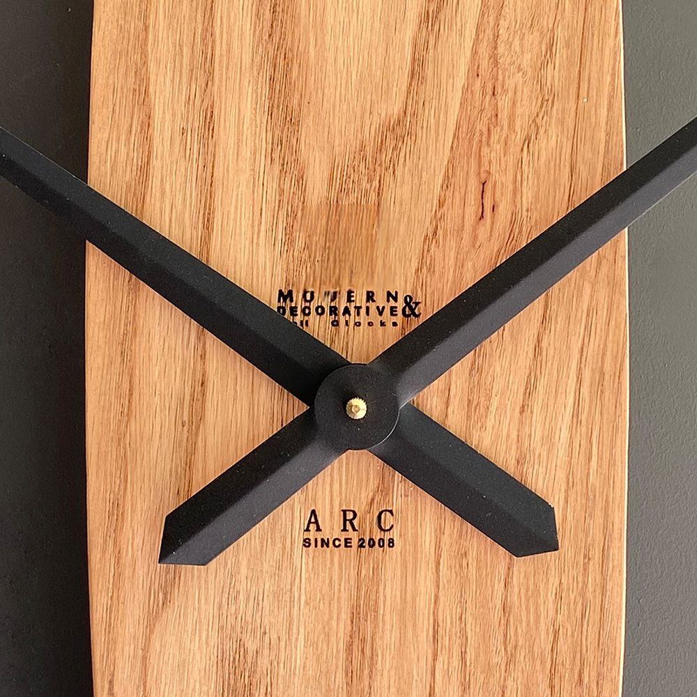 Arc Wanduhr 127 cm – Black Carbon & Eiche | Minimalistische Bogen-Wanduhr aus Holz & Metall von RH Clocks