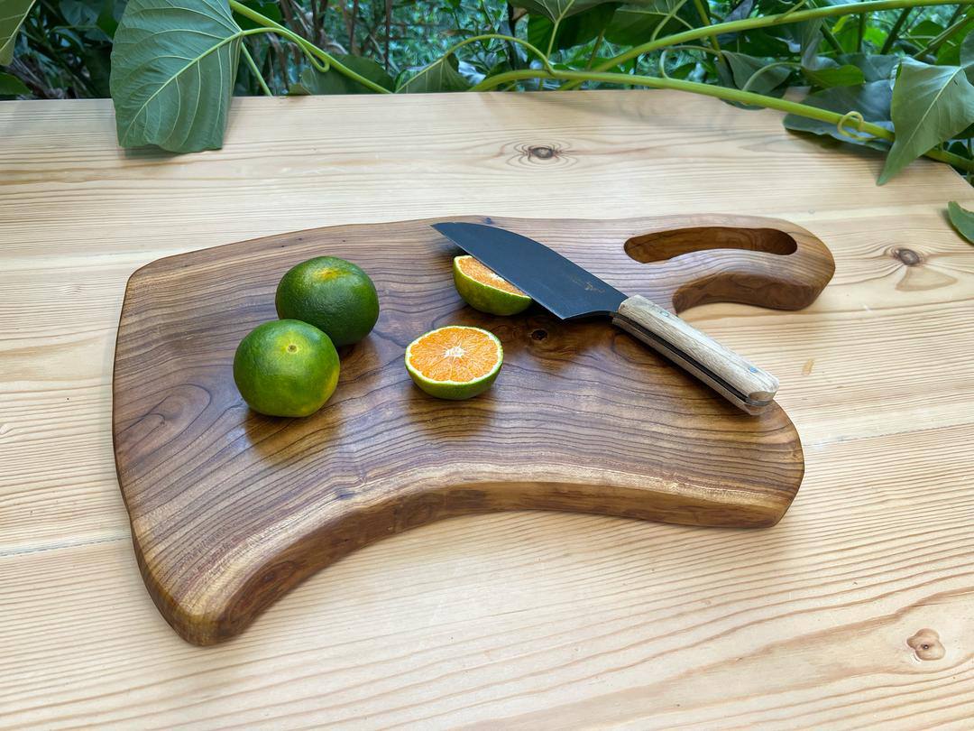 Breites, handgefertigtes Schneidebrett aus Mandelholz mit lebendiger Maserung von Woodenberg