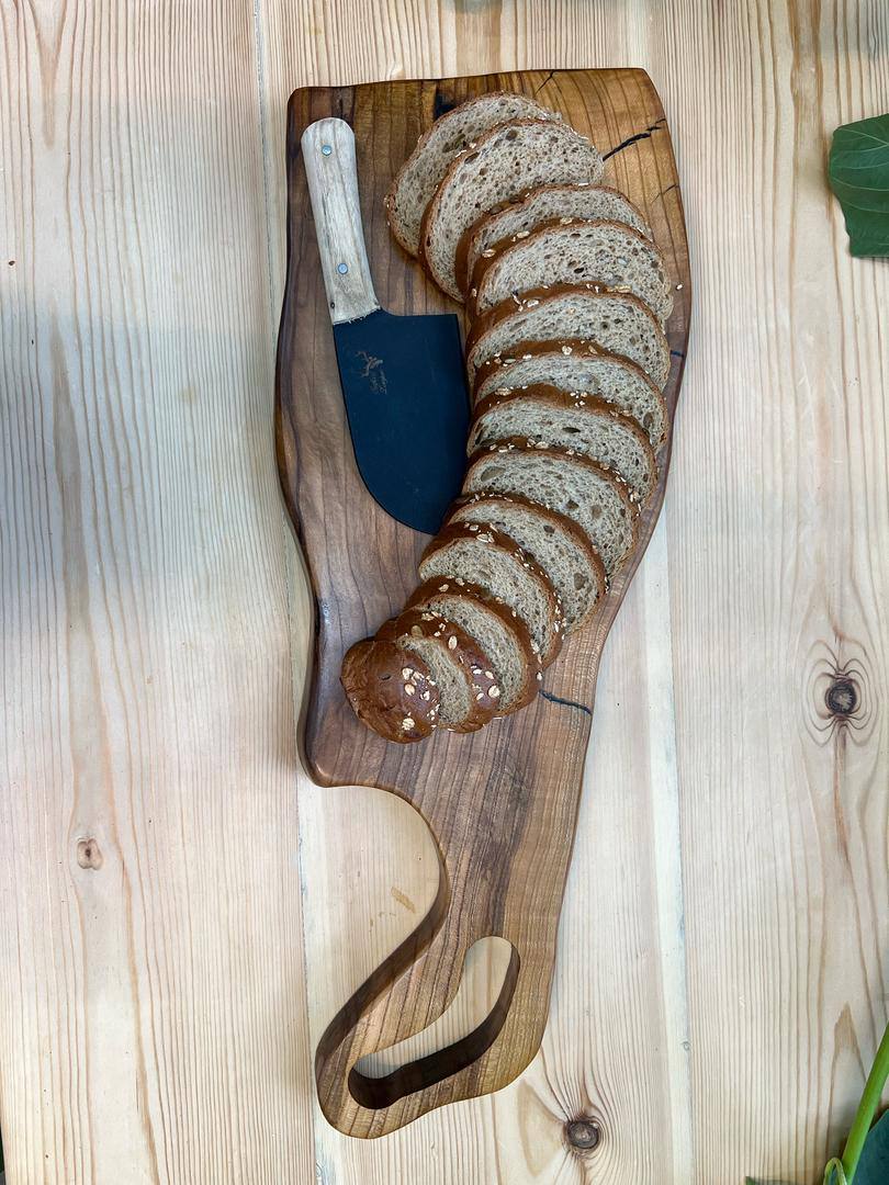 Woodenberg Servierbrett aus Mandelholz – langes Schneidebrett handgefertigt