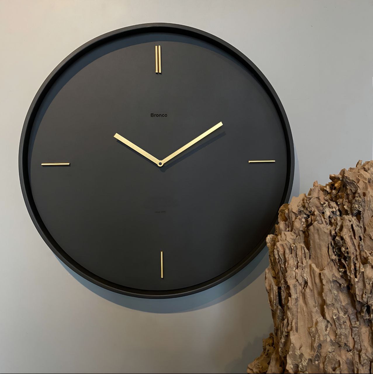 Bronco Wanduhr 60 cm – Gold & Schwarz | Moderne Metall-Designeruhr von RH Clocks