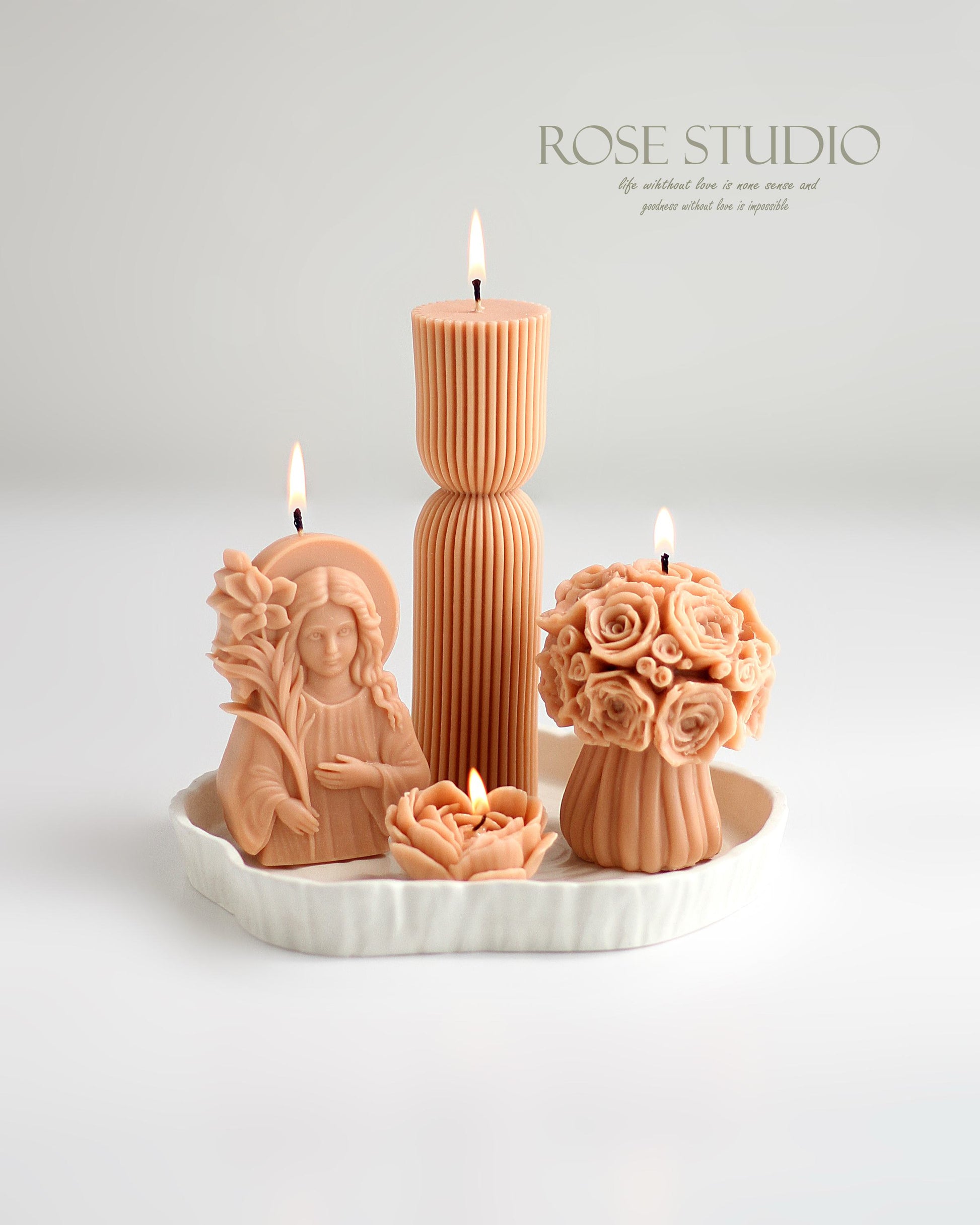 Kandelberg „Florale Harmonie“ – Duftkerzen-Set in Rosenrosa (4er-Set mit Unterteller) 5tlg.