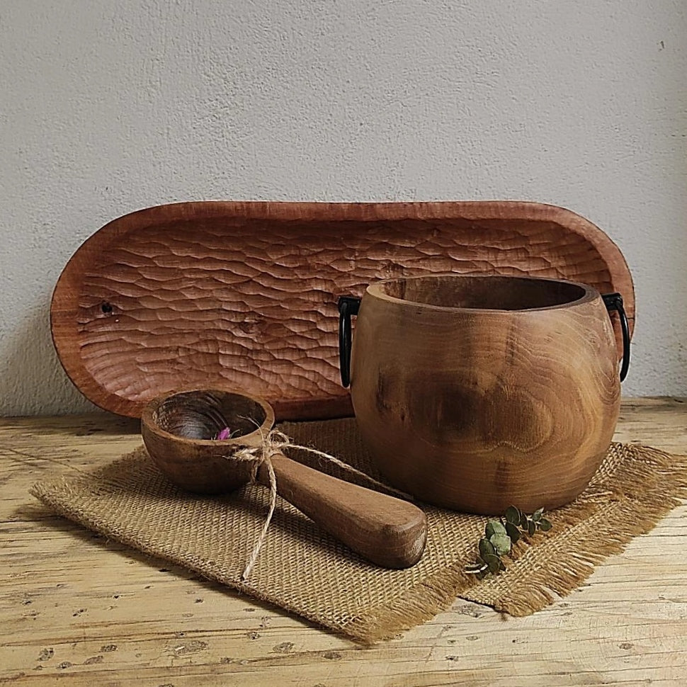 Kleine handgefertigte Holz-Schöpfkelle mit kurzem Griff und natürlicher Maserung aus dunklem Walnussholz
