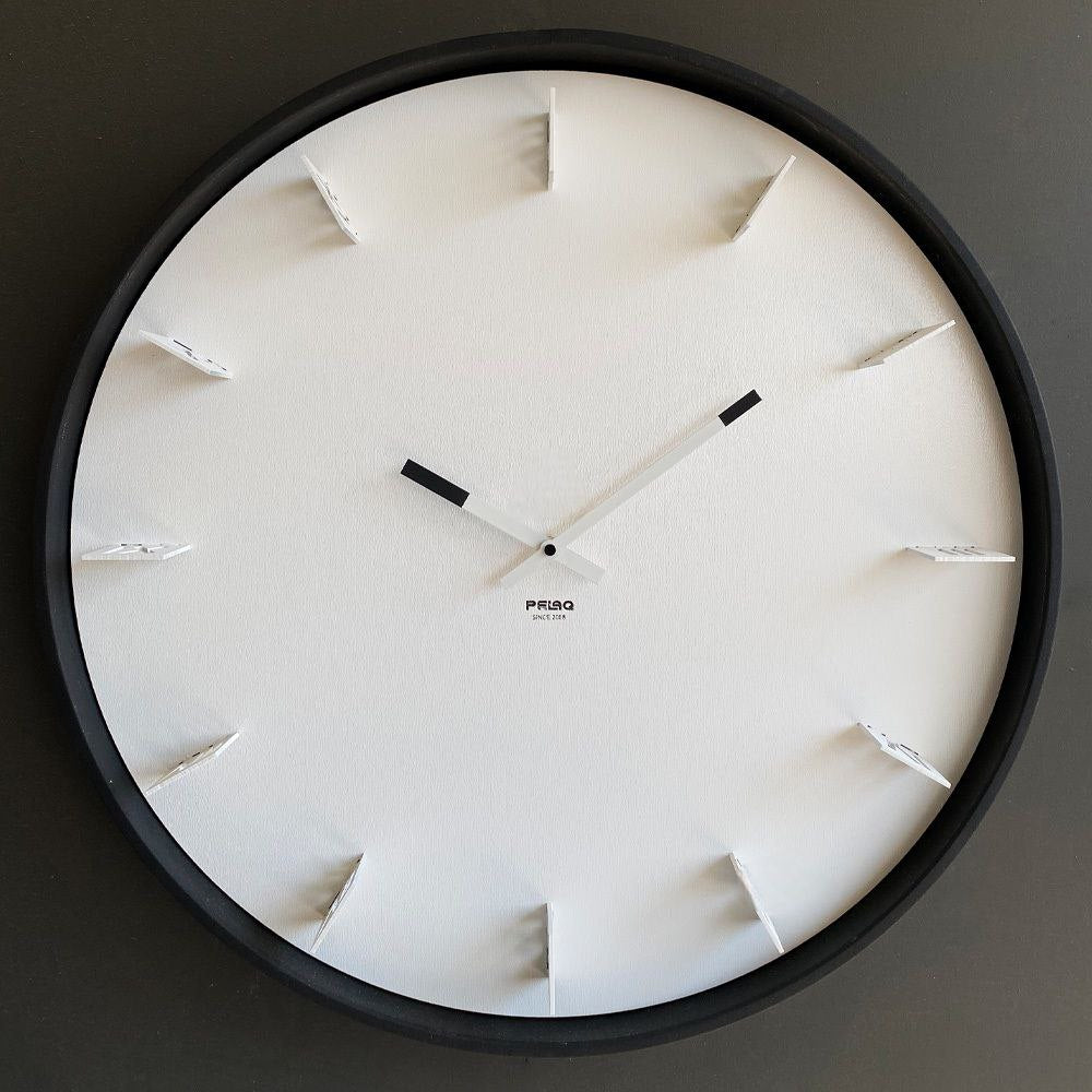 Moderne Wanduhr aus schwarzem Metall mit klaren Linien, 60 cm Durchmesser