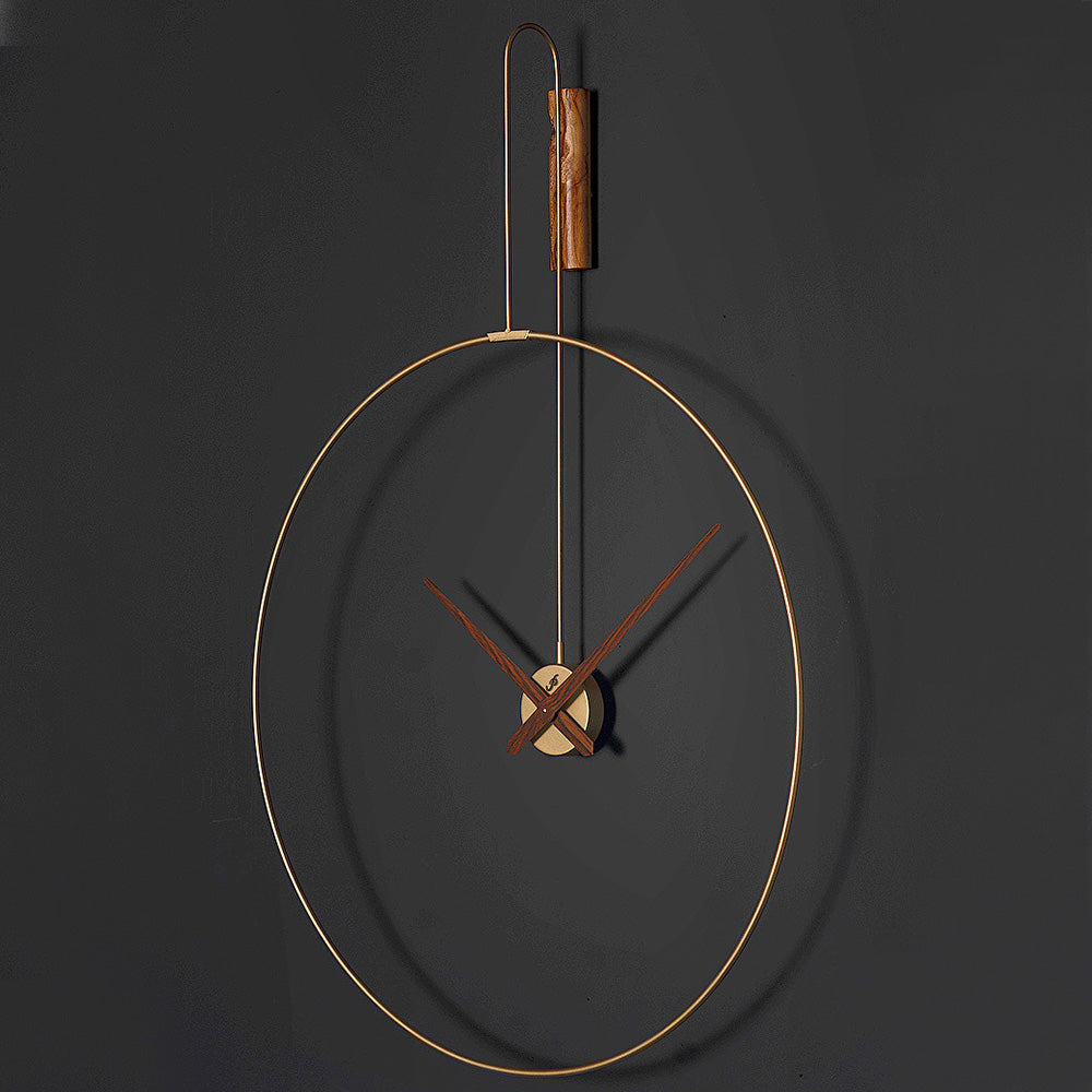 Signal Plus Wanduhr 80 × 110 cm – Black Carbon & Antikgold | Geometrische Metall-Designeruhr von RH Clocks