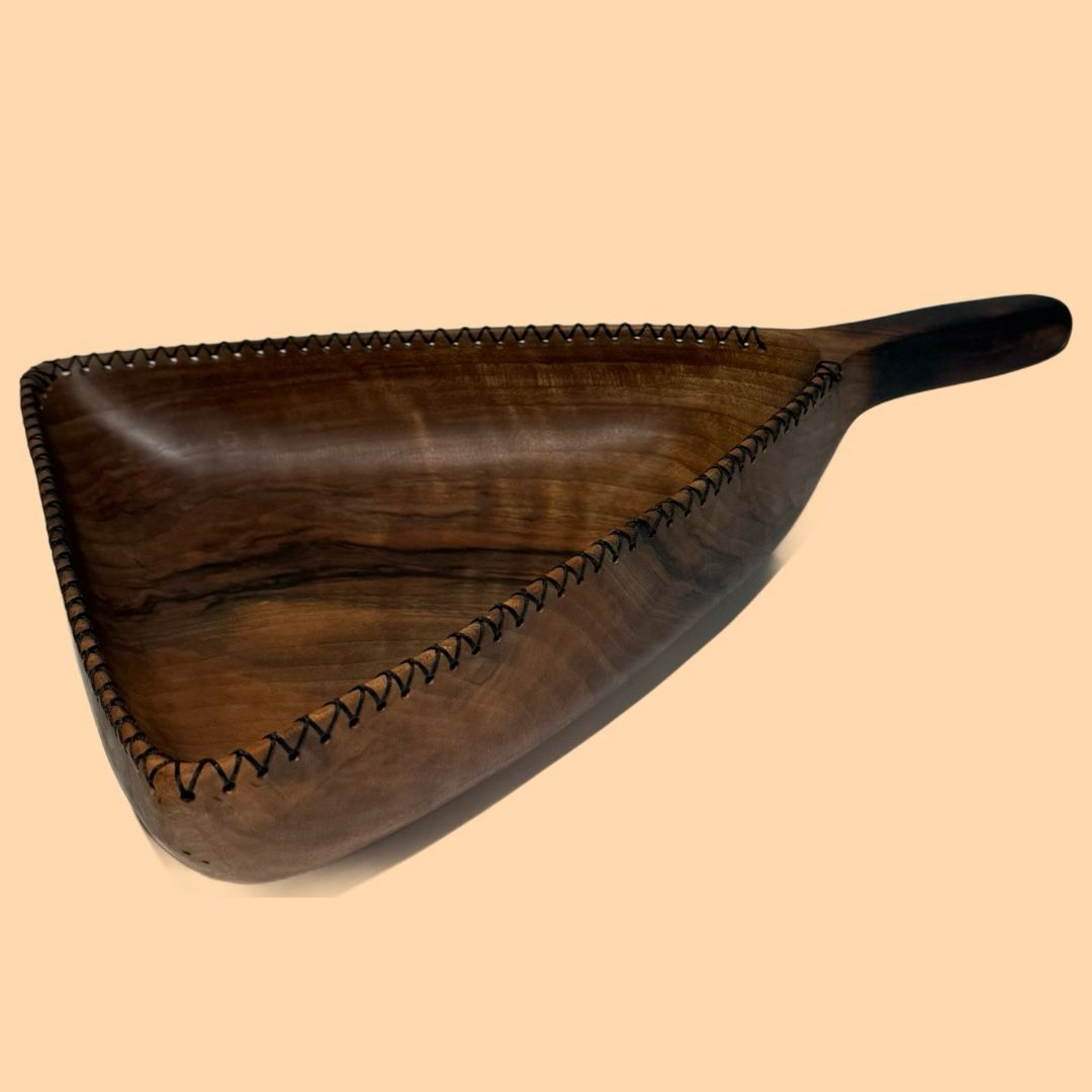 Woodenberg Holzschale „Tavira“ – Dreieckige Griffschale mit Ziernaht