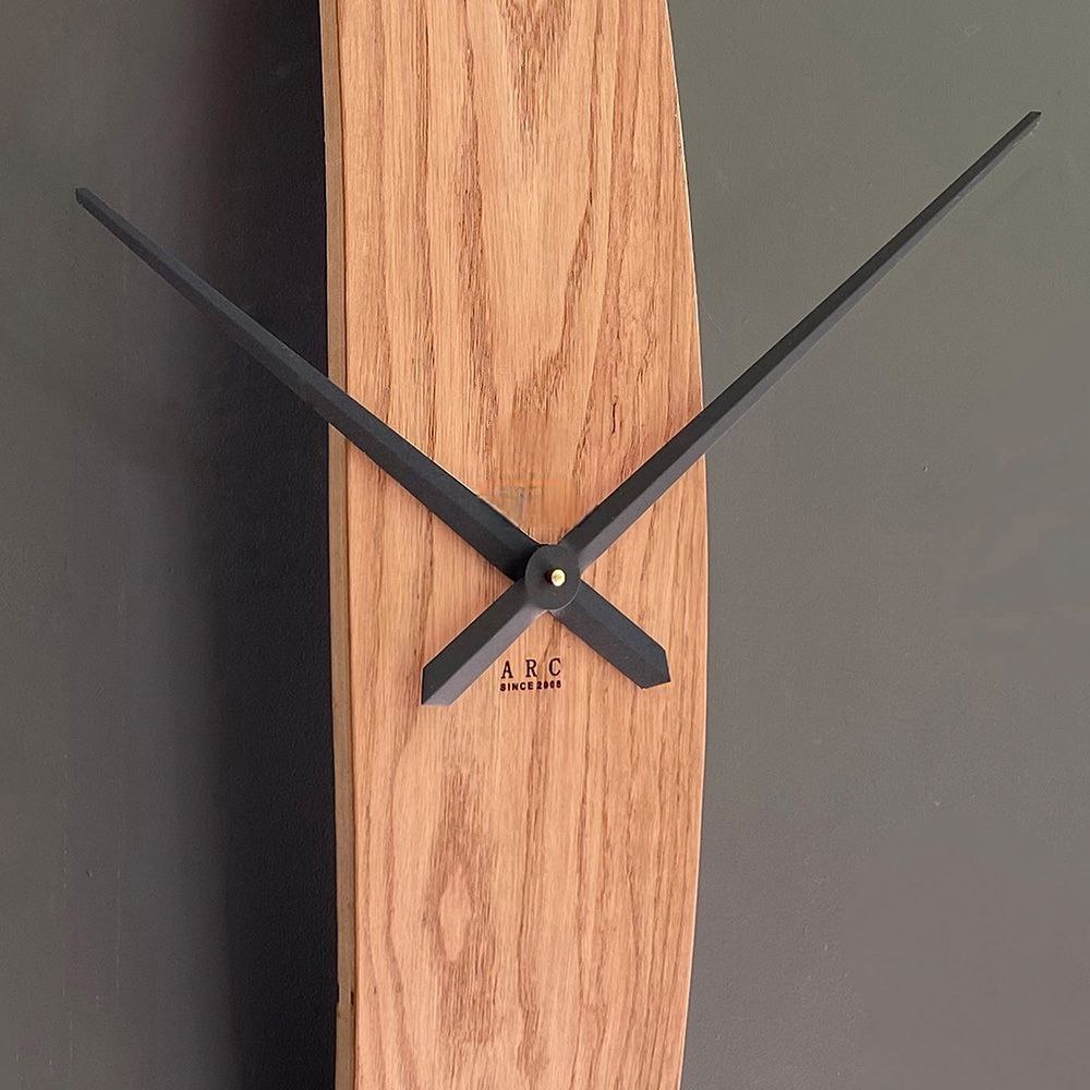 Arc Wanduhr 127 cm – Black Carbon & Eiche | Minimalistische Bogen-Wanduhr aus Holz & Metall von RH Clocks