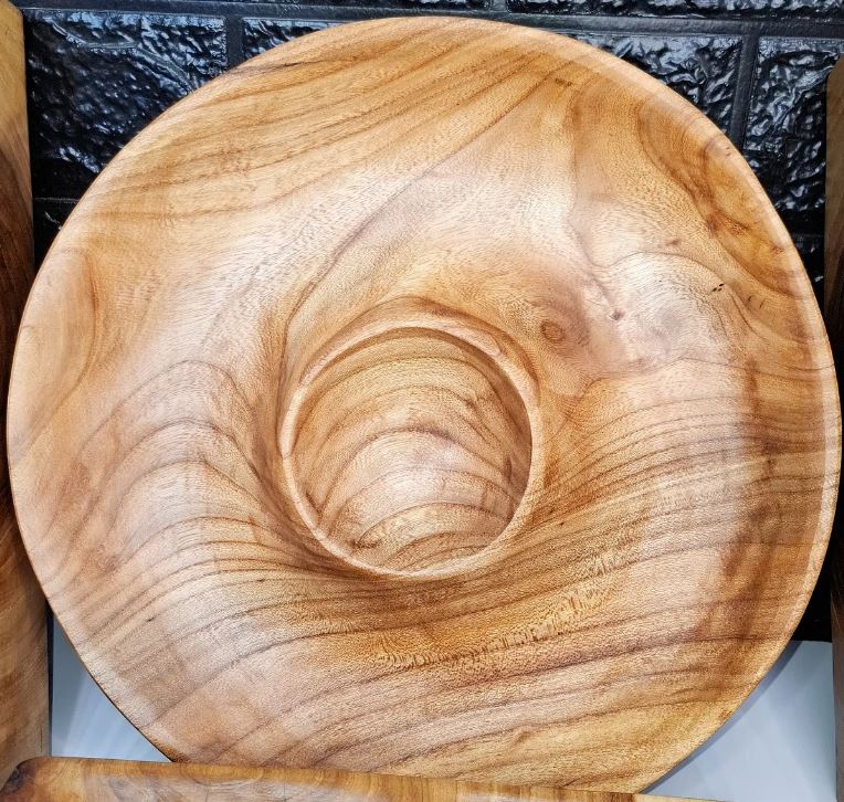 Woodenberg Walnussschale – Servierbrett mit natürlichen Linien