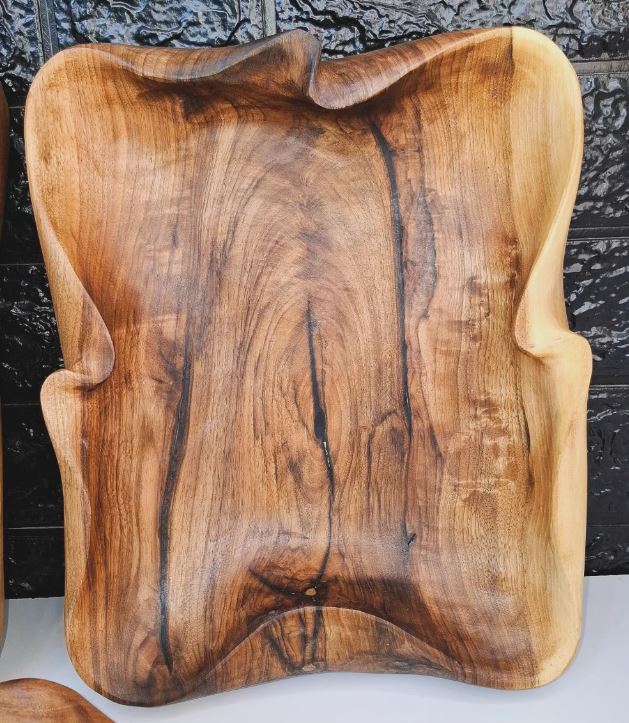 Woodenberg Servierplatte aus Walnussholz – Handgefertigtes Unikat mit Freiform-Rand