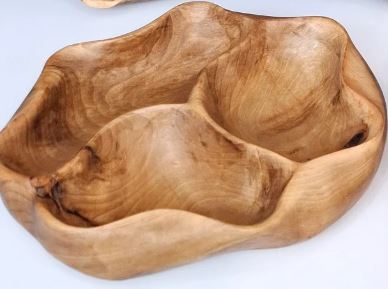 Helle handgefertigte Dip-Schale aus Walnussholz mit drei Fächern
