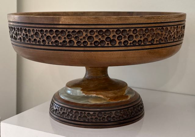 Woodenberg „Nobile“ – Etagere aus Walnussholz mit Marmorsockel