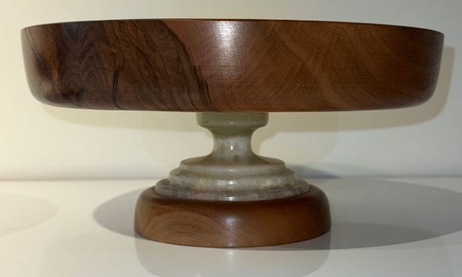 Woodenberg „Nobile“ – Etagere aus Walnussholz mit Marmorsockel
