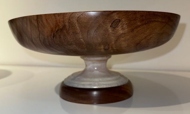 Woodenberg „Nobile“ – Etagere aus Walnussholz mit Marmorsockel