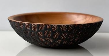 Woodenberg „Doté“ – handverzierte Schale aus Walnussholz