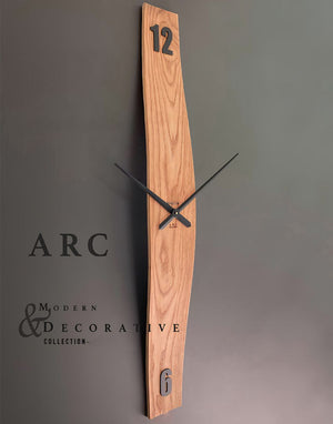 Arc Wanduhr 127 cm – Black Carbon & Eiche | Minimalistische Bogen-Wanduhr aus Holz & Metall von RH Clocks