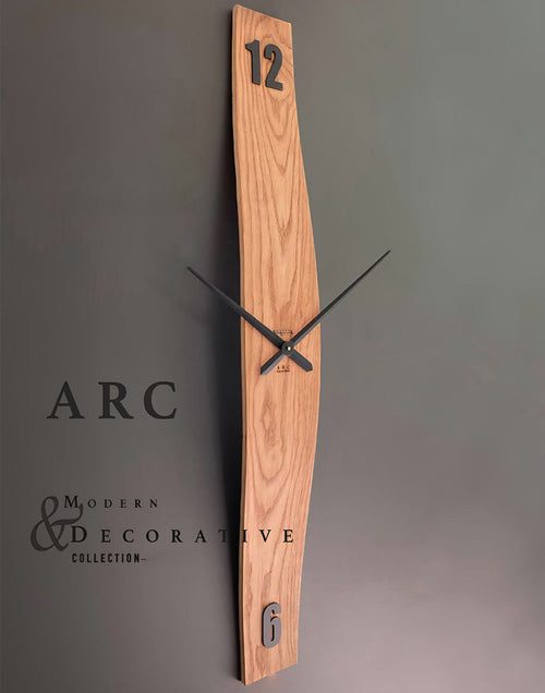 Arc Wanduhr 127 cm – Black Carbon & Eiche | Minimalistische Bogen-Wanduhr aus Holz & Metall von RH Clocks