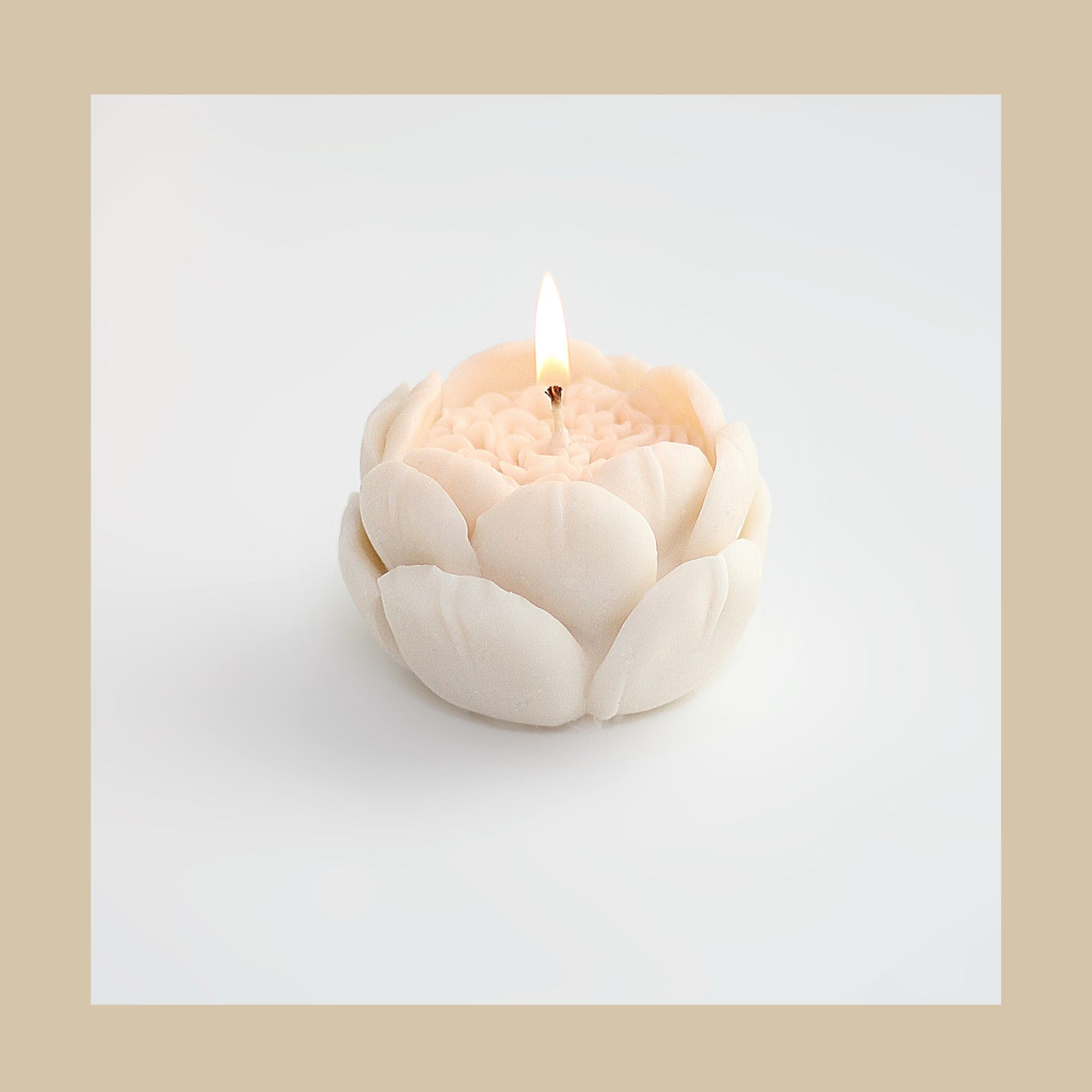 Kandelberg „Lotus Glow“ – Duftkerze in Lotusblütenform