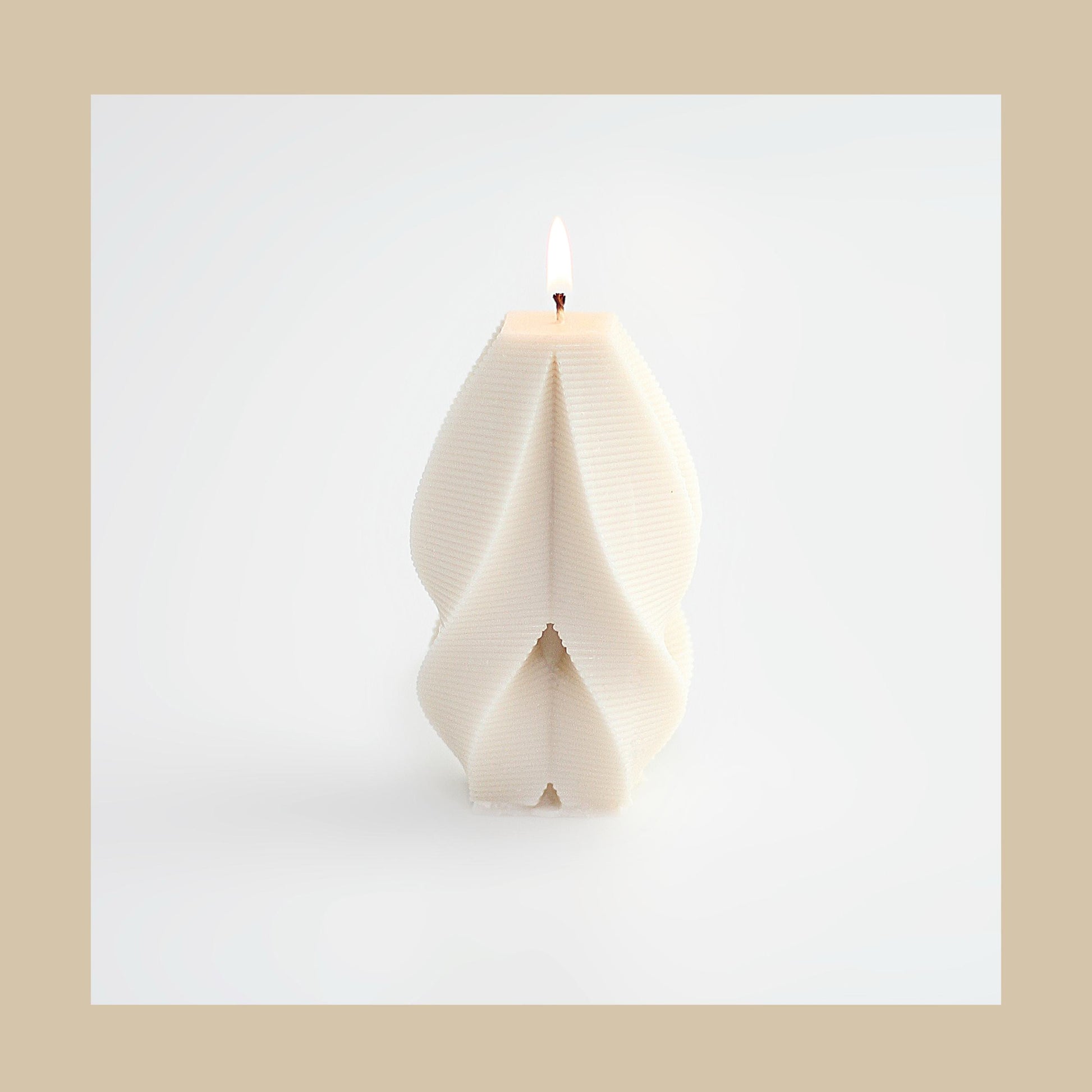 Kandelberg „Origami Flamme“ – Gefaltete Design-Kerze