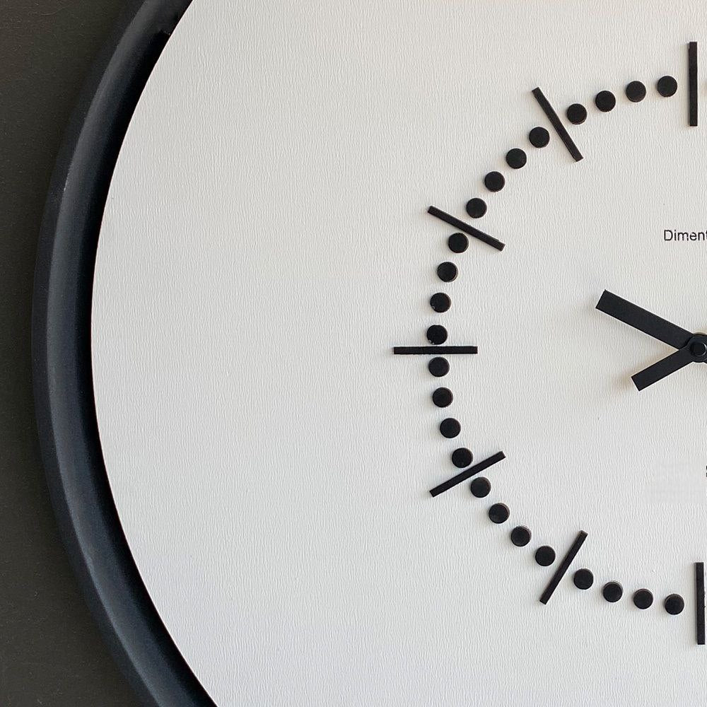 Dimension Wanduhr 60 cm – Schwarz & Eisweiß | Geometrische Designeruhr aus Metall von RH Clocks
