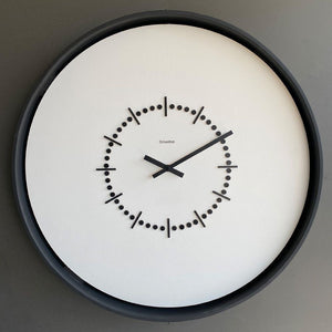 Dimension Wanduhr 60 cm – Schwarz & Eisweiß | Geometrische Designeruhr aus Metall von RH Clocks