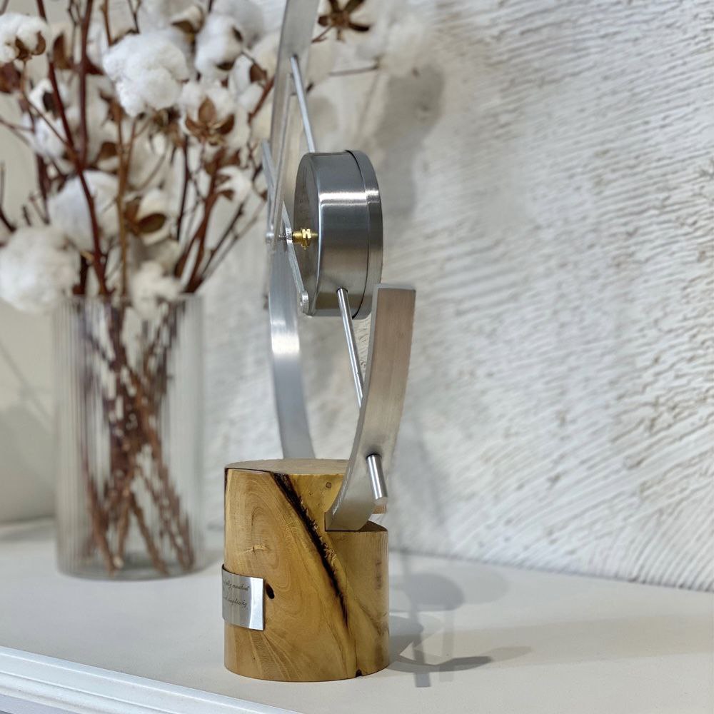 Herbus Tischuhr 50 cm – Chrom | Moderne Tisch-Designeruhr aus Holz & Metall von RH Clocks