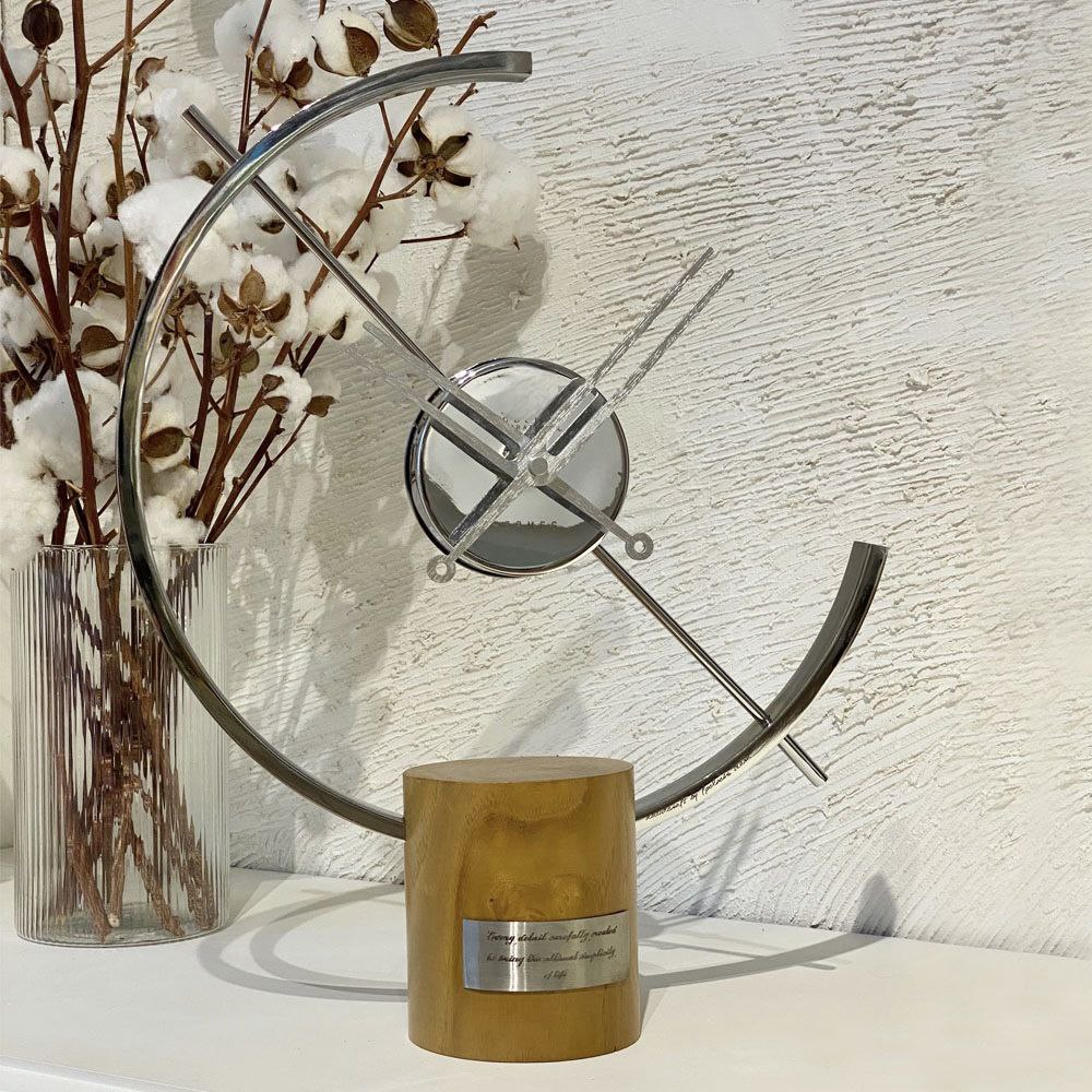 Herbus Tischuhr 50 cm – Chrom | Moderne Tisch-Designeruhr aus Holz & Metall von RH Clocks