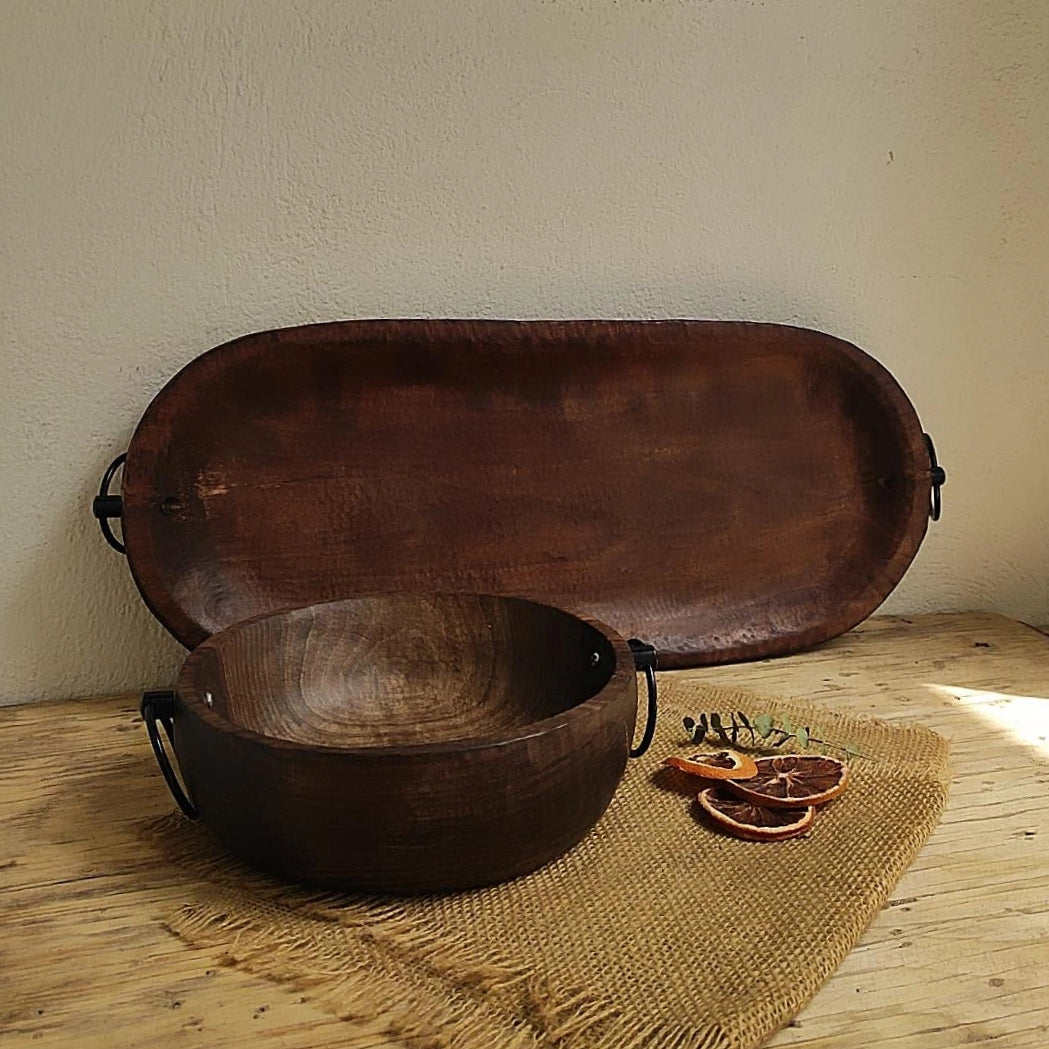Runde Holzschale aus Walnussholz mit schwarzen Metallgriffen auf Jutematte und Holztisch dekoriert