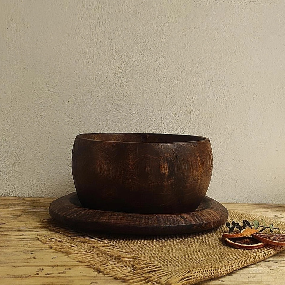Flache runde Servierplatte aus Walnussholz mit natürlicher Maserung – Produkt von Woodenberg