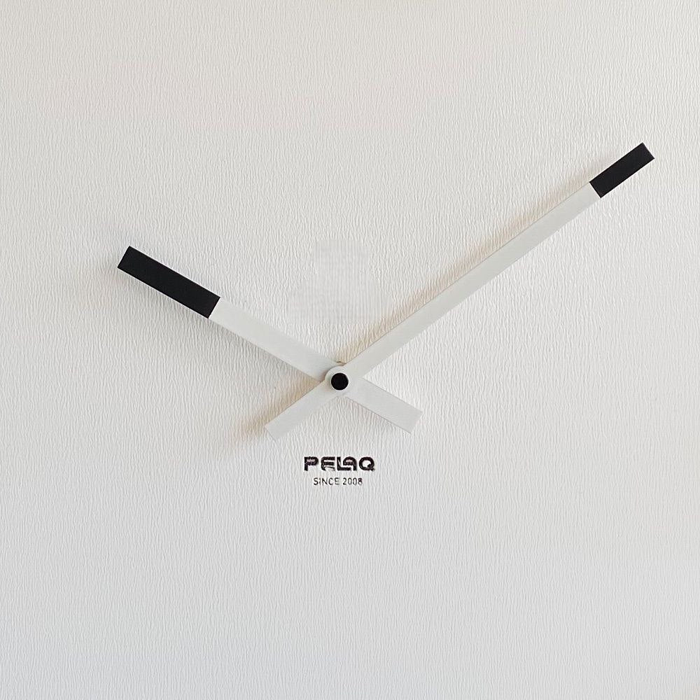 Pelaque Wanduhr 60 cm – Weiß & Schwarz | Elegante Metall-Designeruhr von RH Clocks