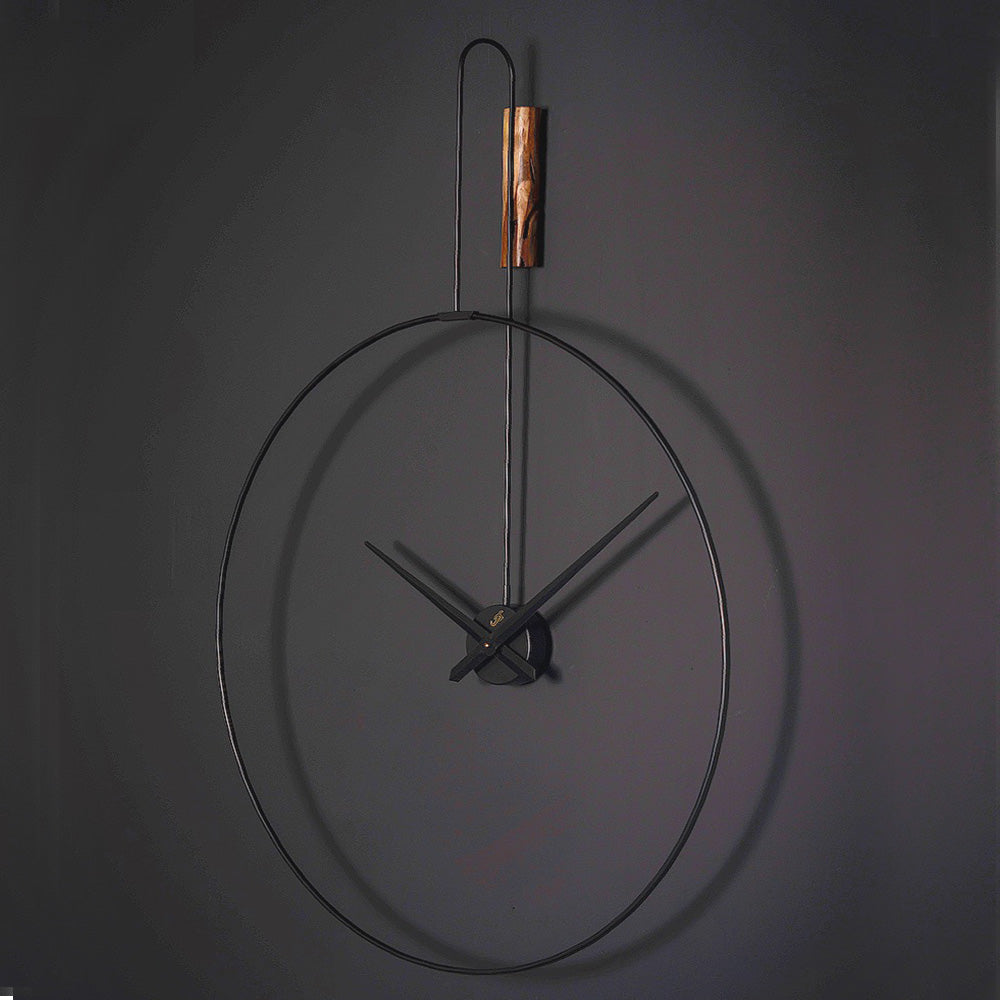 Signal Plus Wanduhr 80 × 110 cm – Black Carbon & Antikgold | Geometrische Metall-Designeruhr von RH Clocks