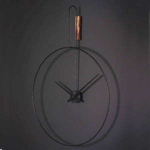 Signal Plus Wanduhr 80 × 110 cm – Black Carbon & Antikgold | Geometrische Metall-Designeruhr von RH Clocks