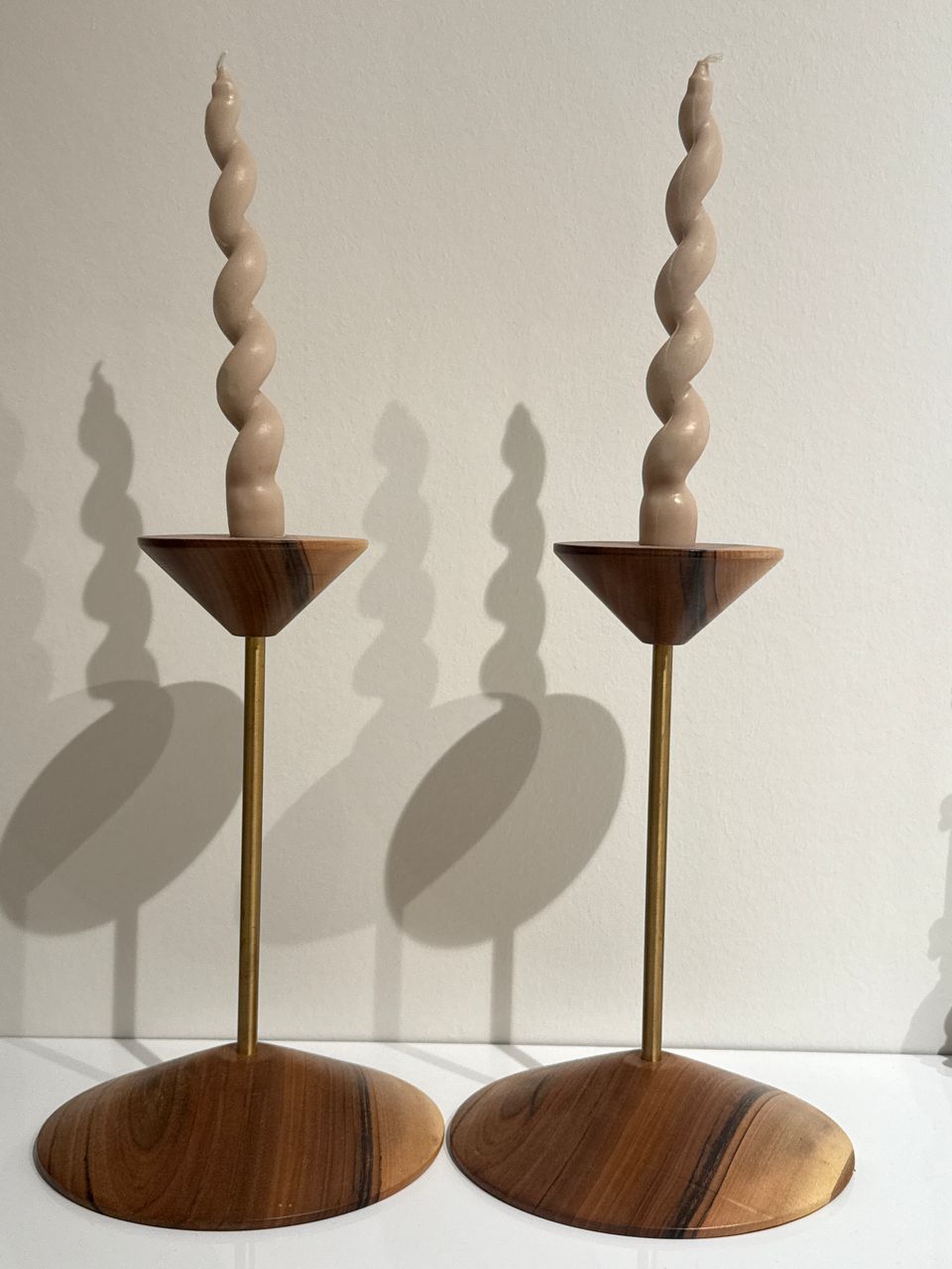 Woodenberg Kerzenständer „Linea“ – Walnussholz & Messing