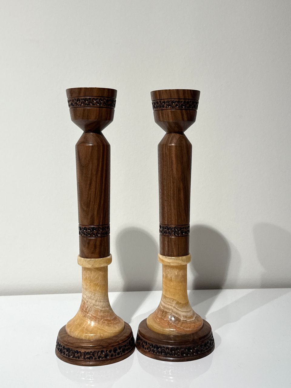 Woodenberg Kerzenhalter „Safi“ – Walnussholz & Honigmarmor mit Schnitzdekor
