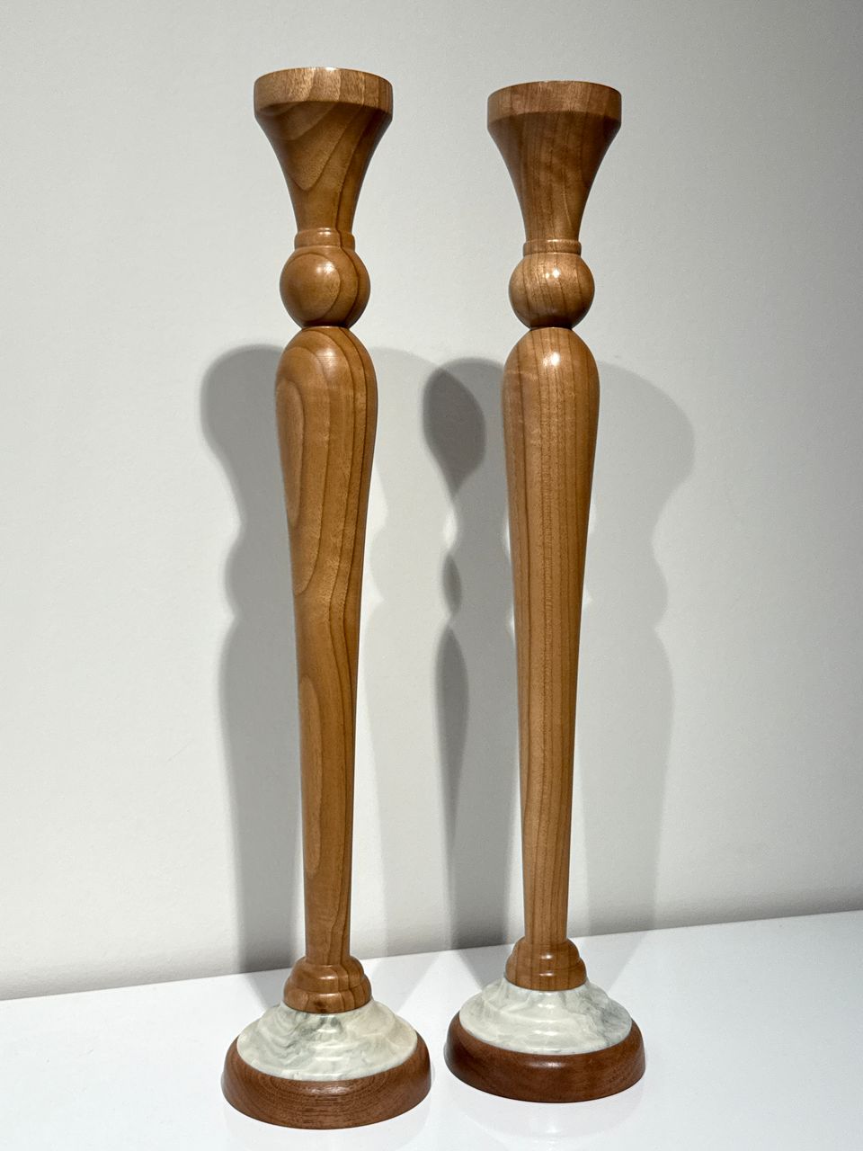 Woodenberg Kerzenhalter „Elegance Pearl“ – Handarbeit aus Kirschholz & weißem Naturstein