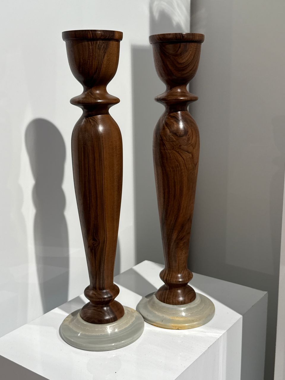 Woodenberg Kerzenhalter „Walnut Elegance“ – Walnussholz & Onyx-Marmor (2er-Set)