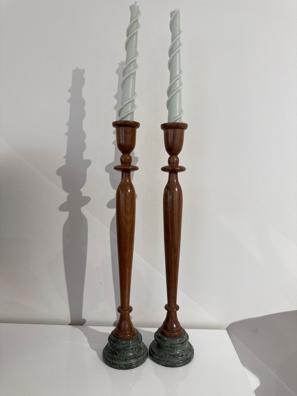 Woodenberg Kerzenhalter „Green Marble Grace“ – Walnussholz & grüner Marmor