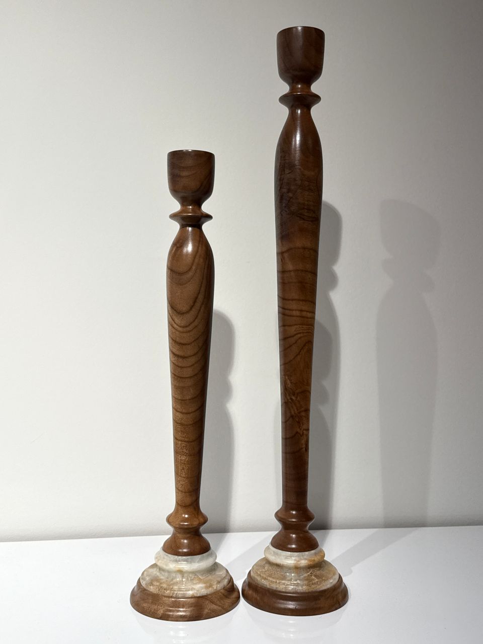Woodenberg Kerzenhalter „Marble Classic“ – Walnussholz & beiger Marmor (2er-Set)