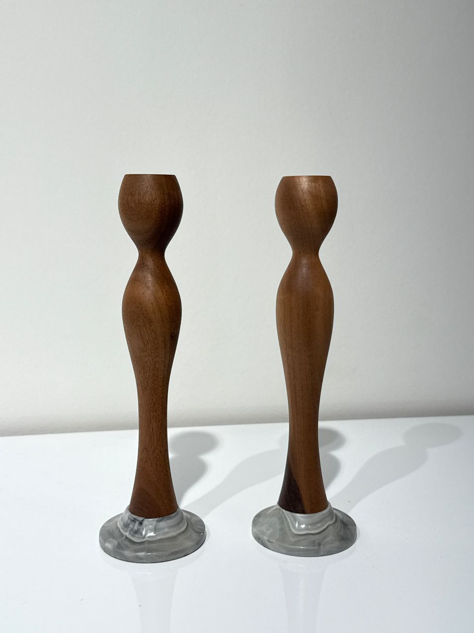 Woodenberg Kerzenhalter „Arina Low“ aus Nussbaum & Stein (2er-Set)