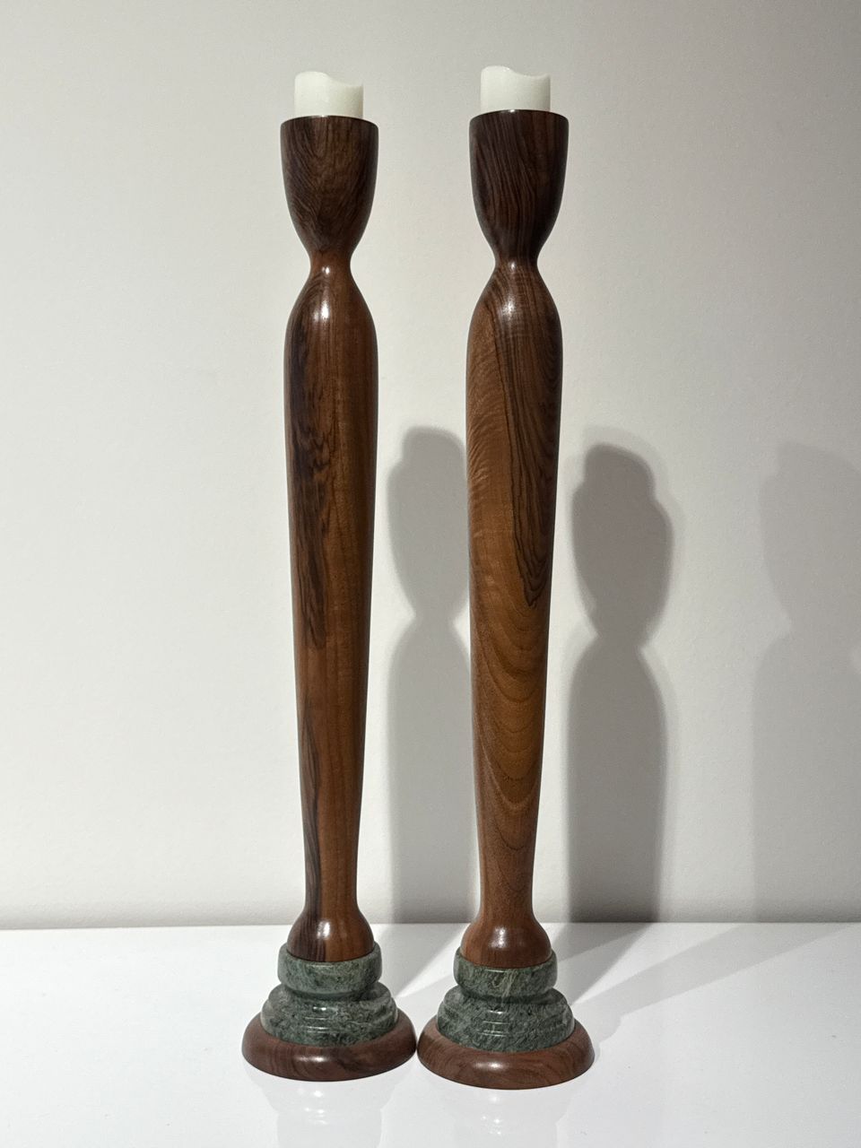 Woodenberg Kerzenhalter „Avenar“ aus Nussbaum & grünem Stein (2er-Set)