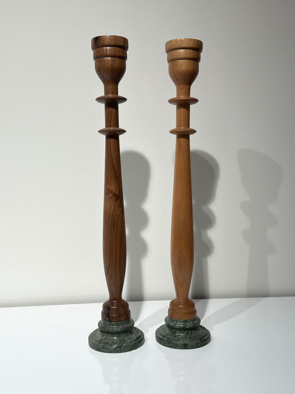 Woodenberg Kerzenhalter „Serin“ aus Walnuss & grünem Stein (2er-Set)