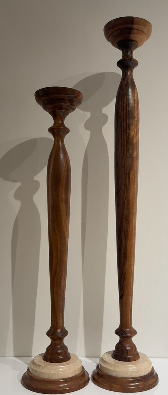 Woodenberg Kerzenständer „Duo Noble“ – Walnussholz mit Travertinfuß (2er-Set)
