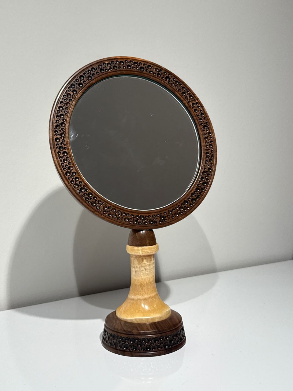 Woodenberg Standspiegel „Safi“ – Handgefertigt aus Walnuss- & Ahornholz
