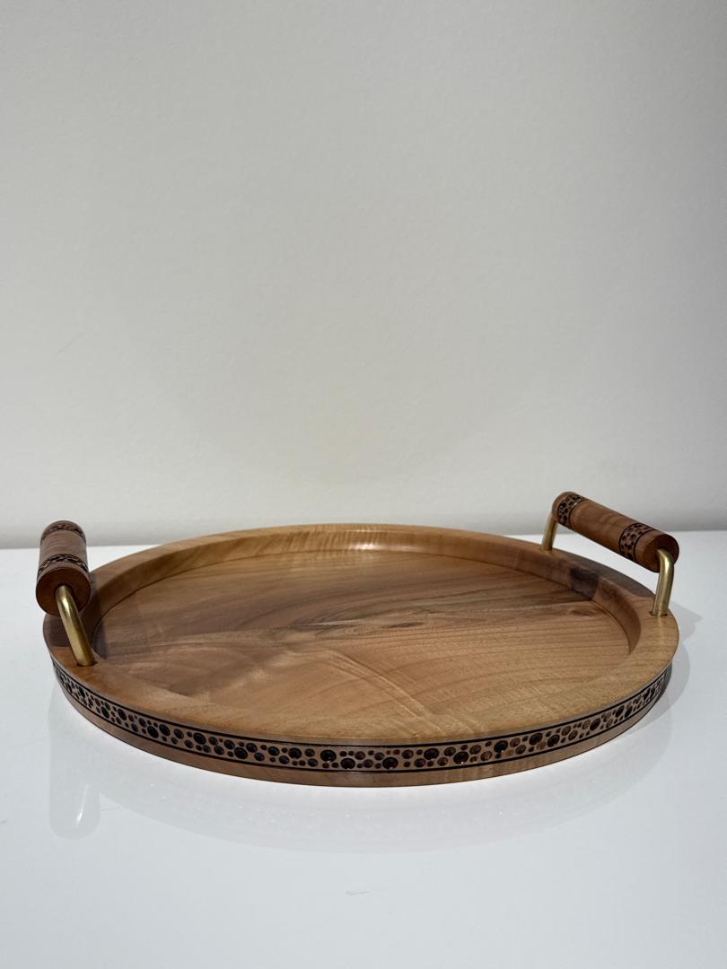 Woodenberg Tablett „Daria“ – rund, handgefertigt mit Messinggriffen
