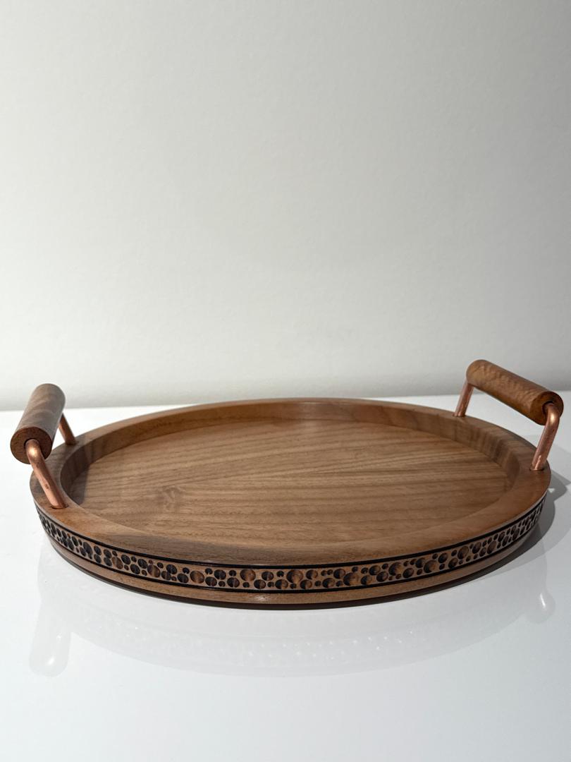 Woodenberg Tablett „Nora“ – rund, Walnussholz mit Kupfergriffen