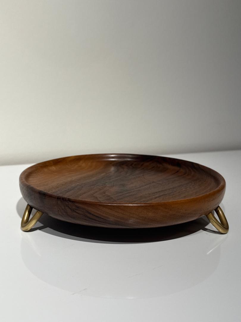 Woodenberg Tablett „Livia“ – rund, Walnussholz mit Messingfüßen