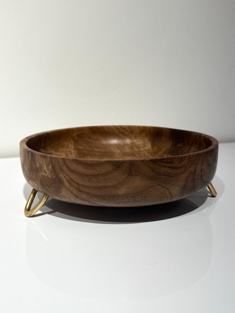 Woodenberg Schale „Milo“ – Walnussholz mit Messingfüßen