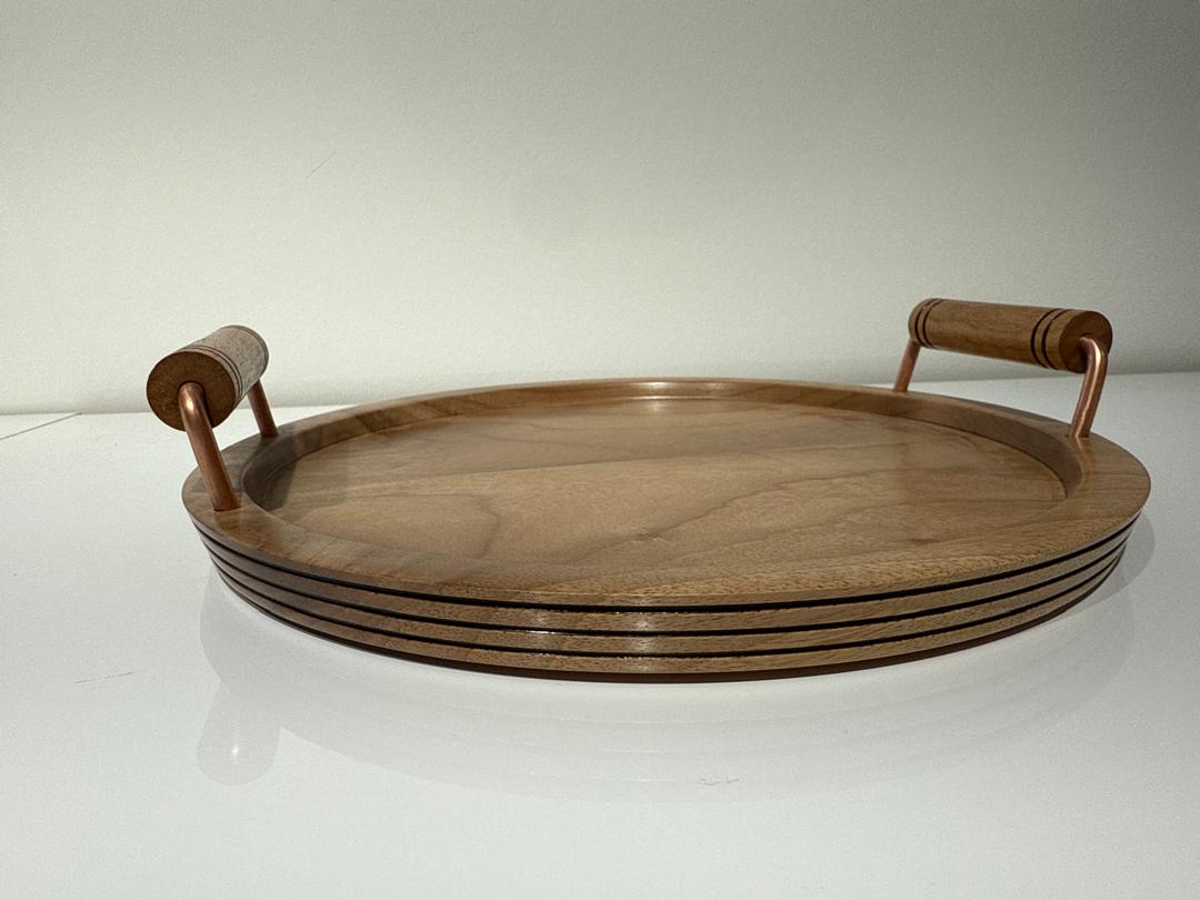 Woodenberg Tablett „Ario“ – Walnussholz mit Kupfergriffen