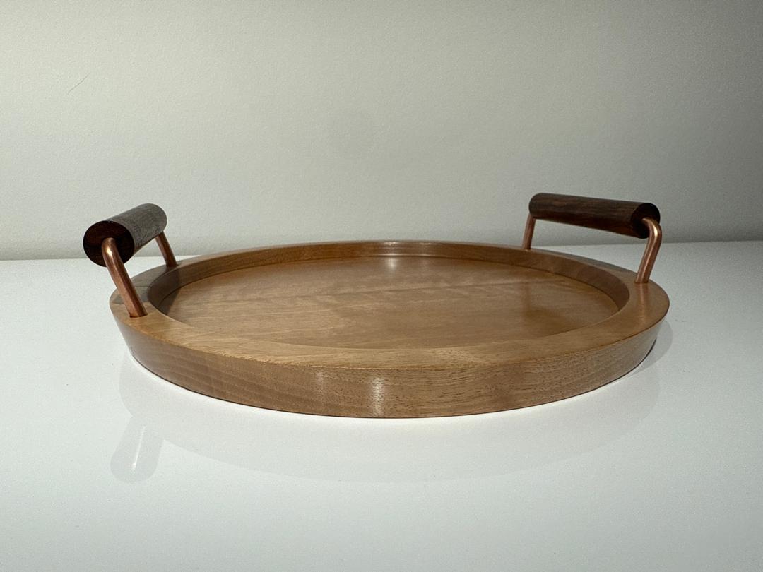 Woodenberg Tablett „Zabi“ – Helles Holz mit dunklen Griffen
