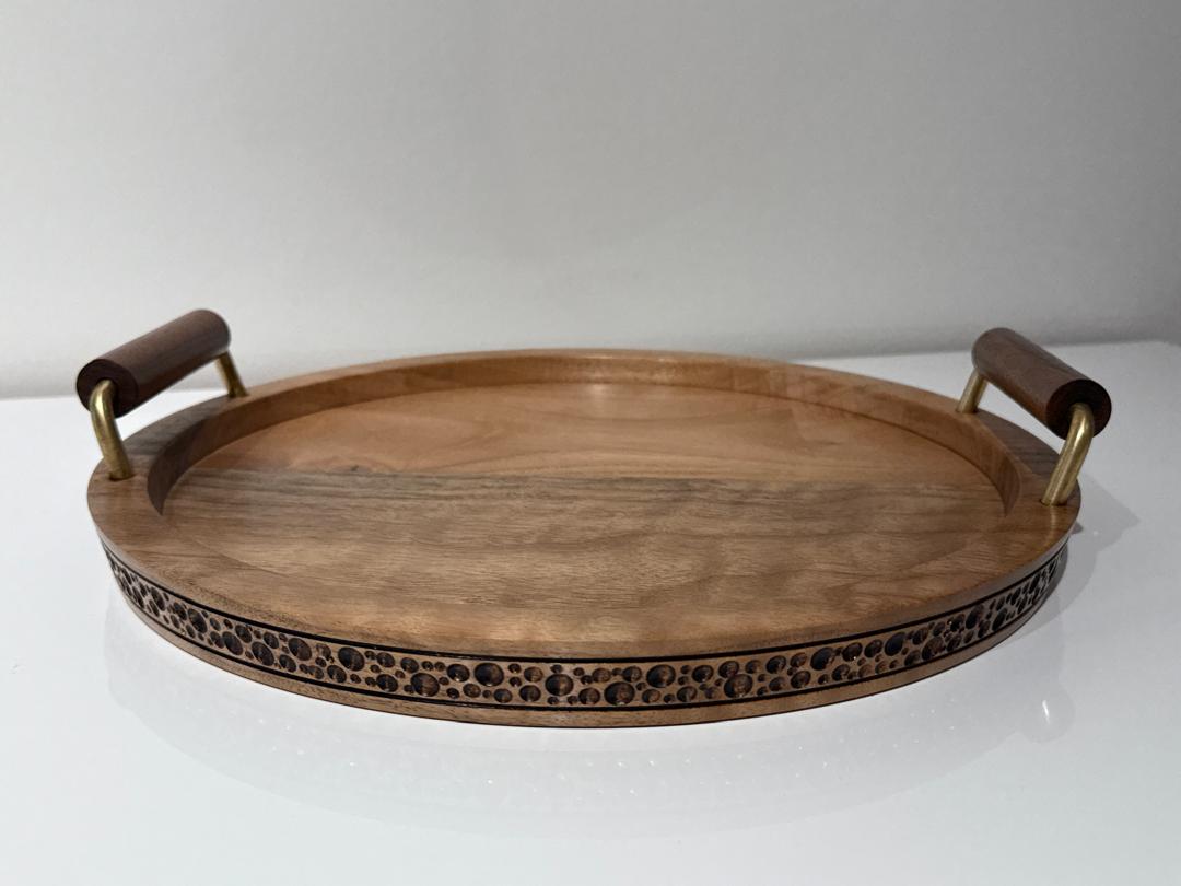 Woodenberg Tablett „Nava“ – Rundes Holztablett mit Messinggriffen und Brandmuster