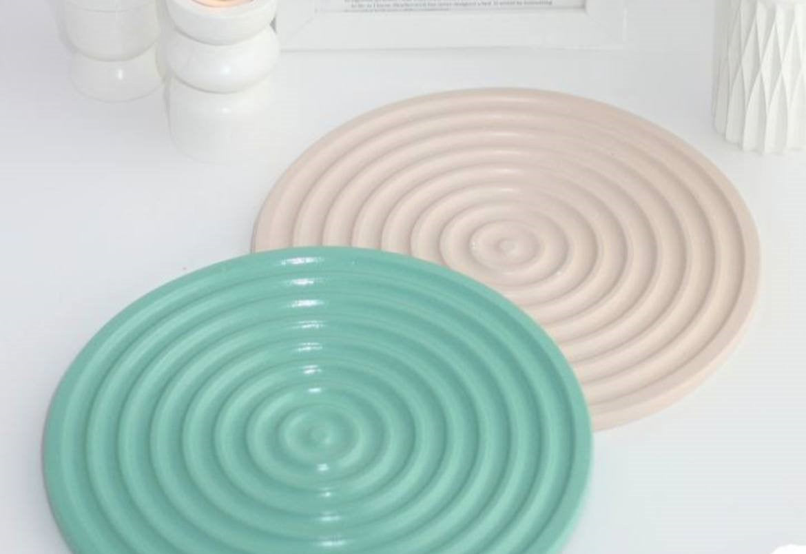Kandelberg Tablett „Circulora“ – Rundes Gips-Dekotablett mit konzentrischer Rillenstruktur